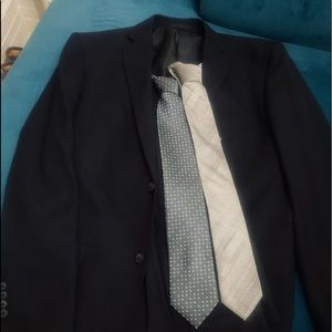 Men 40L two button suit.. comes with both ties